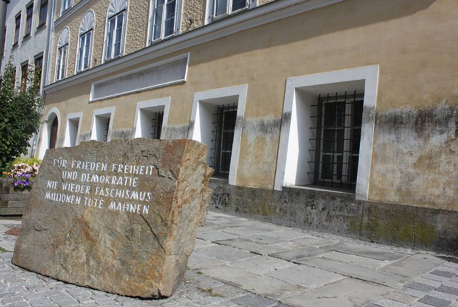Plaque outside Adolf Hitler's childhood home in Austria. (Wikimedia Commons)