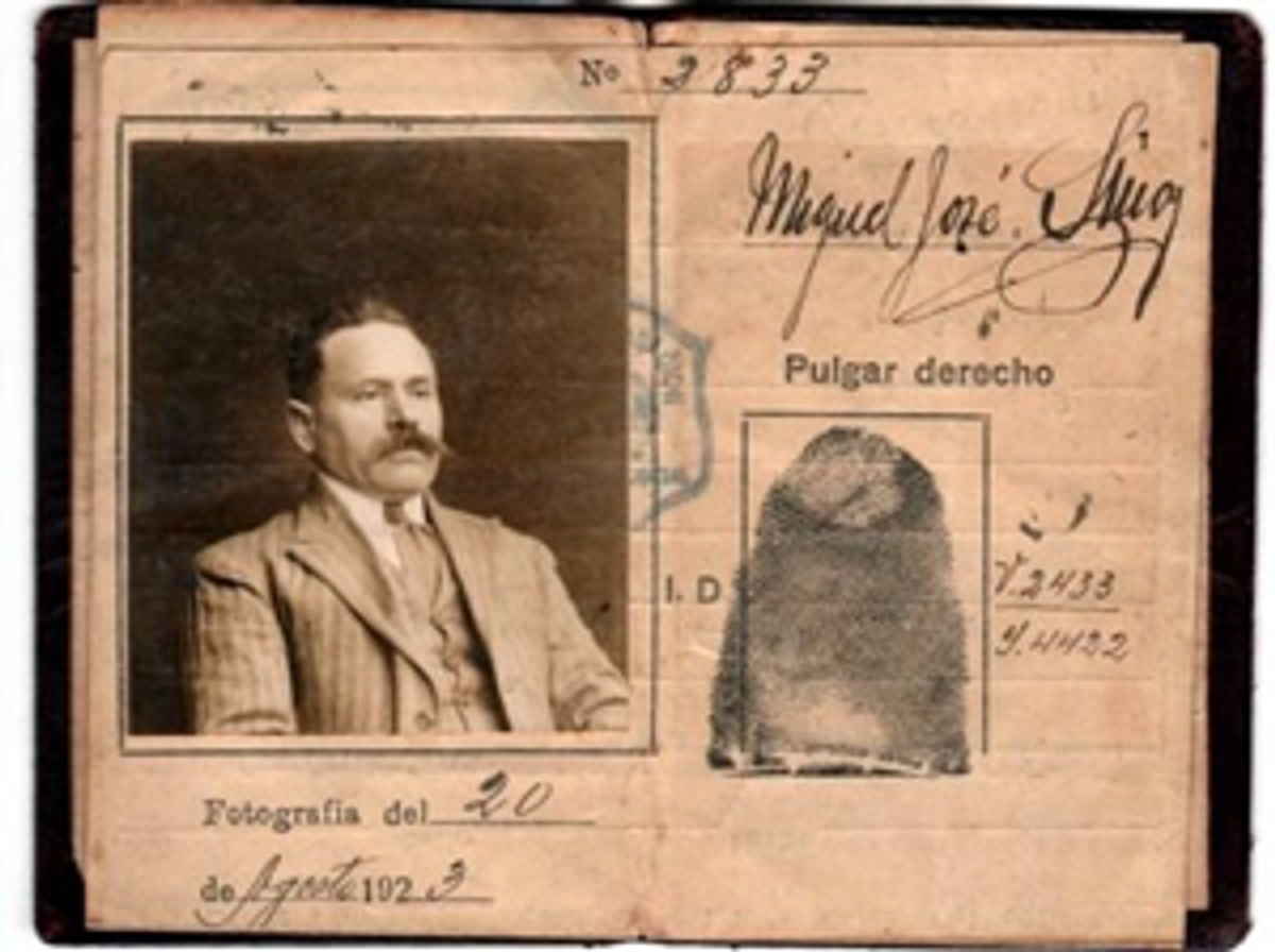 Identity card for Mijl Hacohen Sinay, signed “Miguel José Sinay,” a Latinization of his name. 1923.