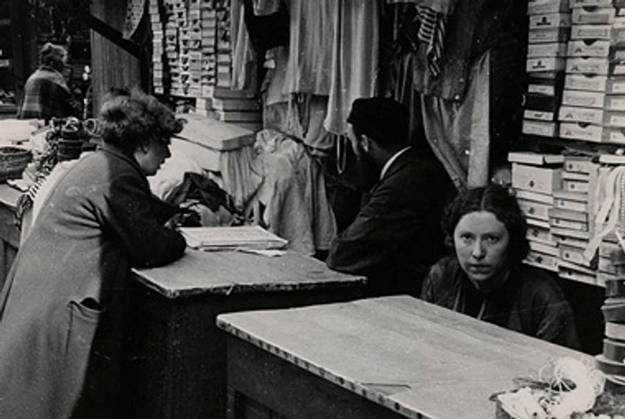 Haberdashery in the open market, Warsaw, ca. 1935-38.(Roman Vishniac. © Mara Vishniac Kohn, courtesy the International Center of Photography)