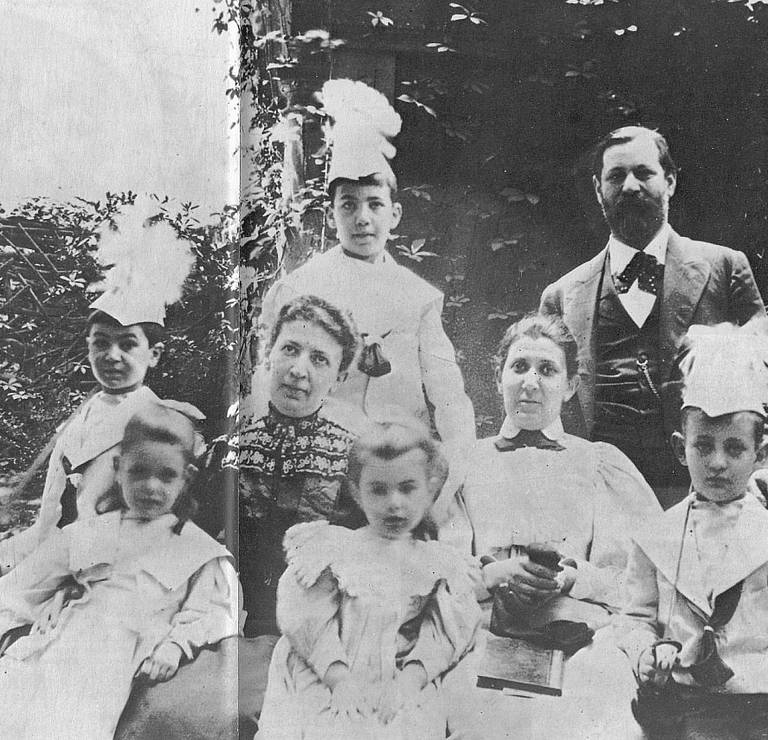 Freud family photo, with Sigmund Freud at top right, his daughter Sophie bottom left