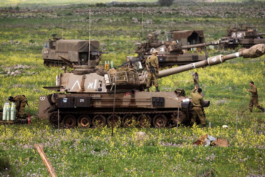 An Israeli Army Artillery battery unit is deployed on alert near the border with Syria on March 19, 2014. (MENAHEM KAHANA/AFP/Getty Images)