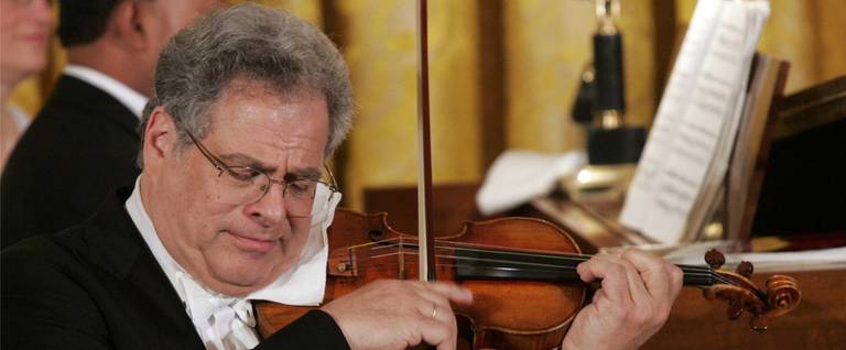 Itzhak Perlman performs for US President George W. Bush, Queen Elizabeth II, and invited guests in the East Room of the White House following a State Dinner in Washington, D.C., May 7, 2007. 