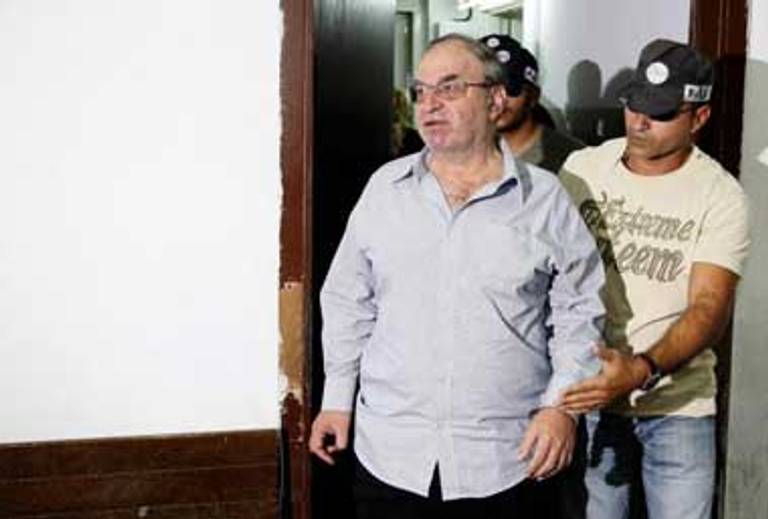 Criminal mastermind and sloppy dresser Marvin Berkowitz arriving in a Tel Aviv courtroom yesterday.(Jack Guez/AFP/Getty Images)