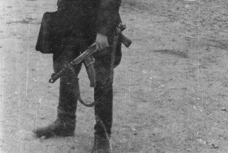 Detail of photo of Abba Kovner holding gun in Vilna, 1944.(United States Holocaust Memorial Museum)