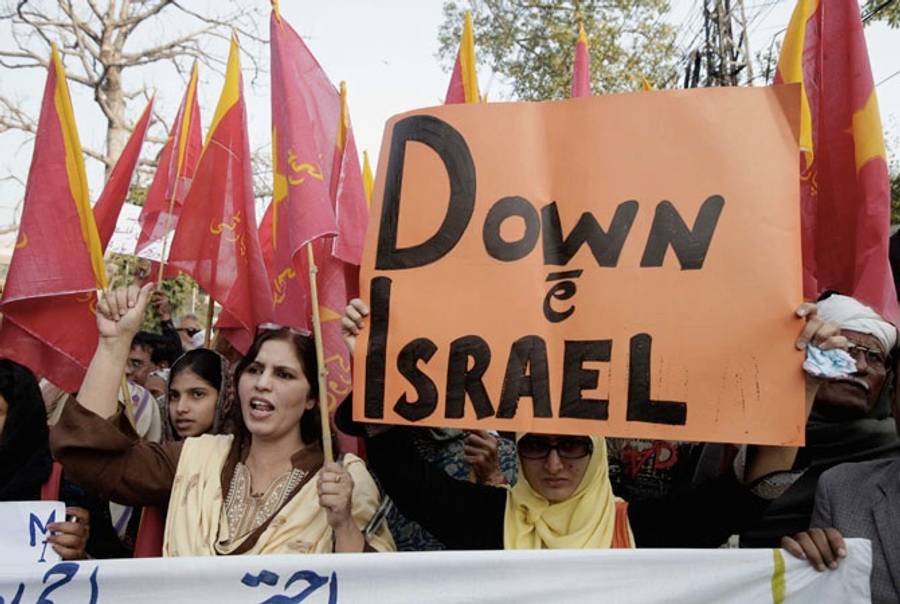 A Crowd in Pakistan Gathers to Protest Israel's Operation in Gaza(Dawn)