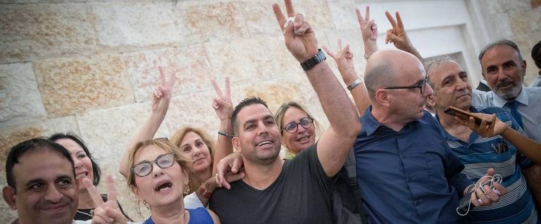 Meni Naftali (center), the former Prime Minister's Office employee and Israeli activist Eldad Yaniv seen outside the courtroom of the Supreme Court in Jerusalem before the start of a court hearing regarding the weekly protest against the government corruption in Petah Tikva, August 24, 2017.