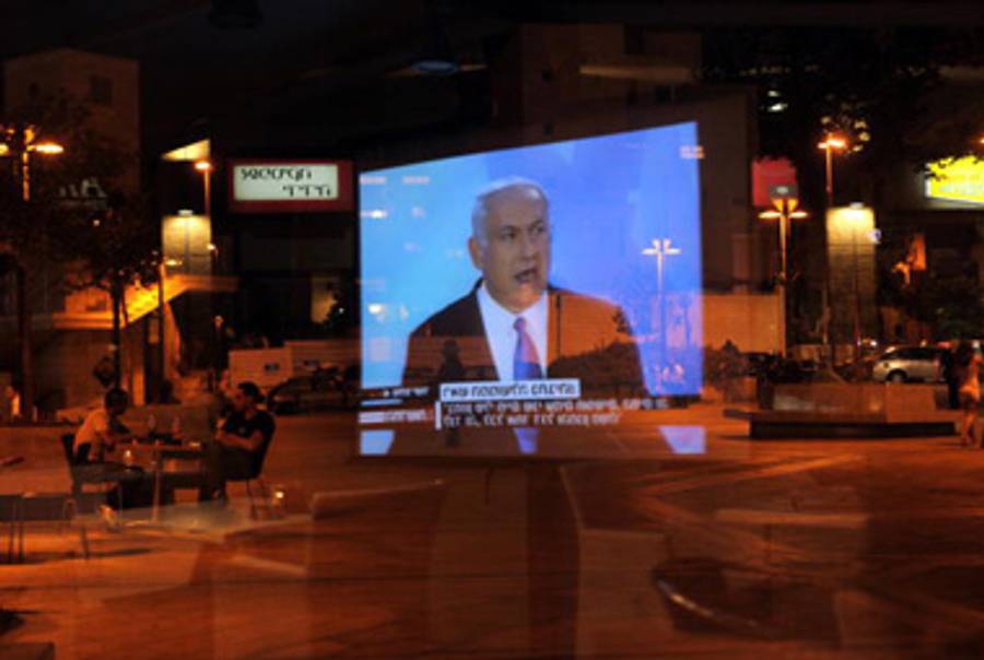 A TV broadcast of Netanyahu's speech, as reflected in a Jerusalem restaurant window.(AFP/Getty Images)