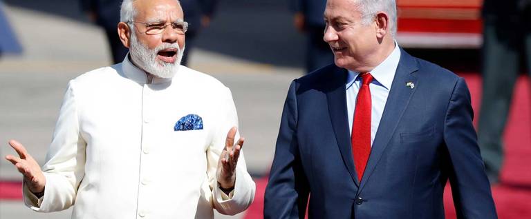 Benjamin Netanyahu (R) walks with his Indian counterpart Narendra Modi (L) during an official ceremoney at Ben-Gurion International airport near Tel Aviv on July 4, 2017. Modi is the first Indian prime minister to visit Israel, the result of growing ties that have led to billions of dollars in defense deals.