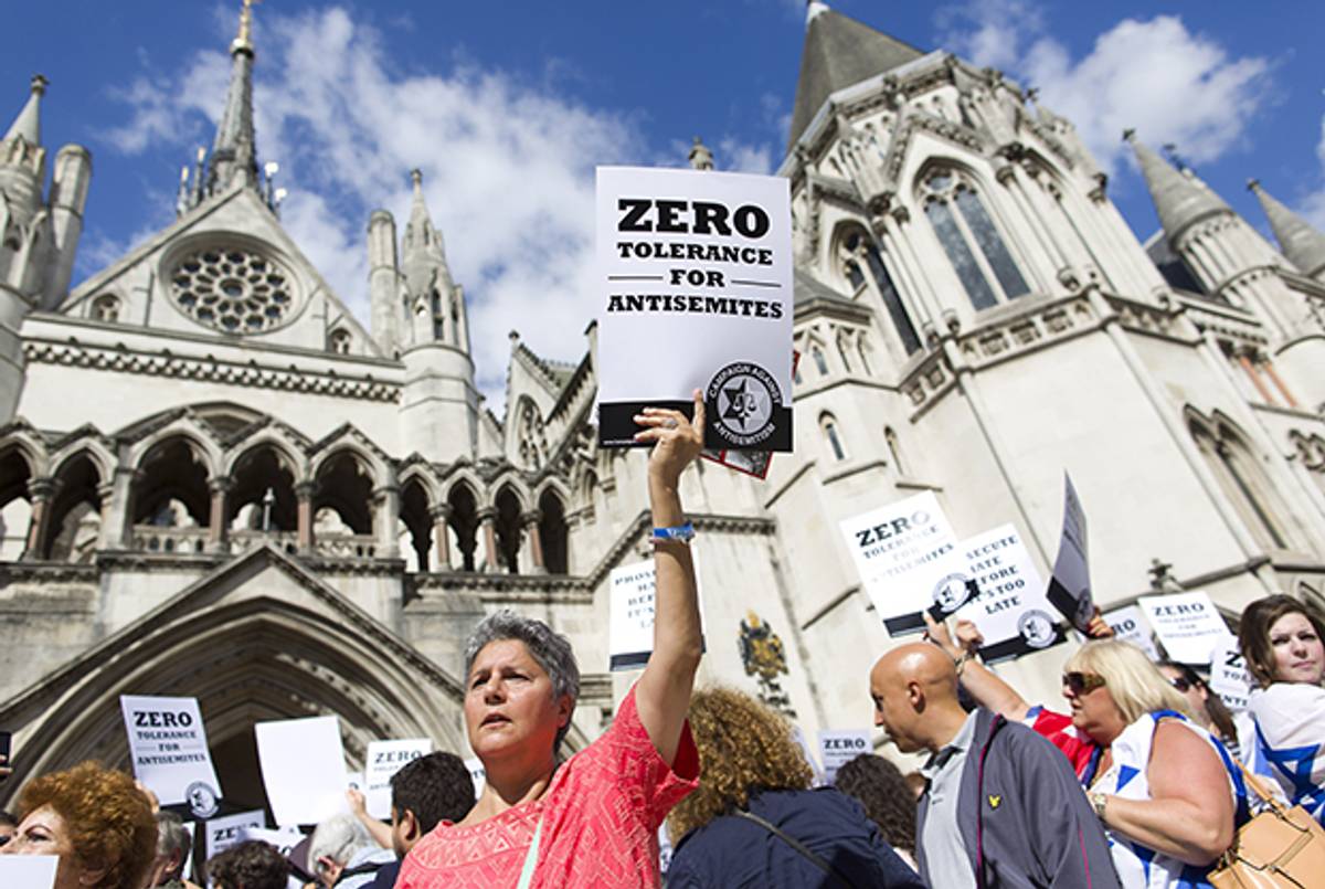 Jewish groups protest outside the Royal Courts of Justice in London on August 31, 2014. (JUSTIN TALLIS/AFP/Getty Images)