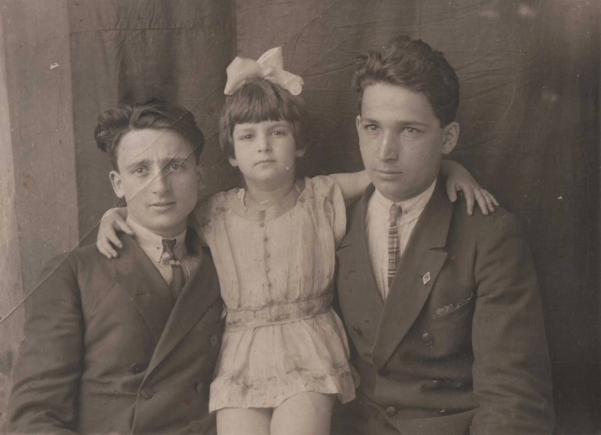 Pechersky (right) with his brother Boris and sister Zinaida, Rostov-on-Don, end of the 1920s