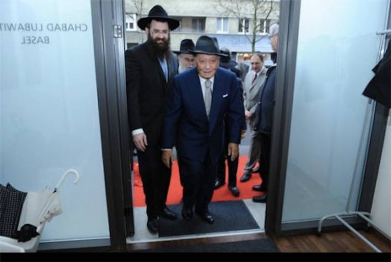 (Rohr entering Chabad House in Basel)