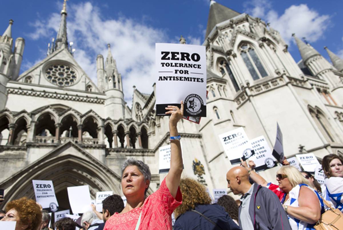 Jewish groups protest outside the Royal Courts of Justice in London on August 31, 2014. ( JUSTIN TALLIS/AFP/Getty Images)