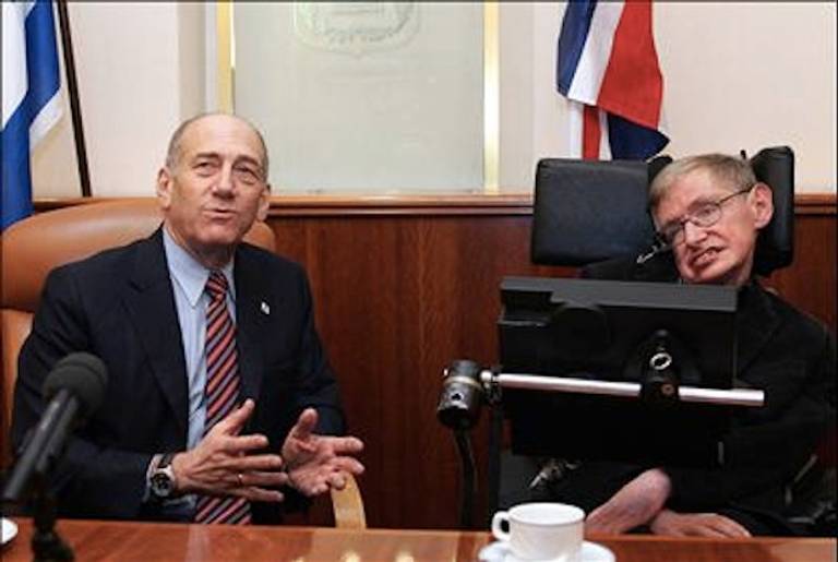 Ehud Olmert With Stephen Hawking in Israel in 2006.(PeopleDaily)