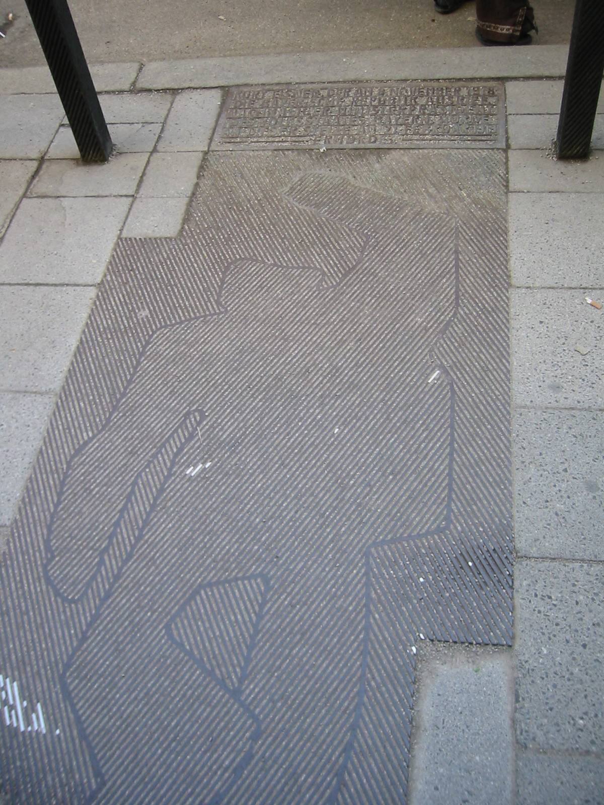 A monument to Kurt Eisner on a sidewalk in Munich