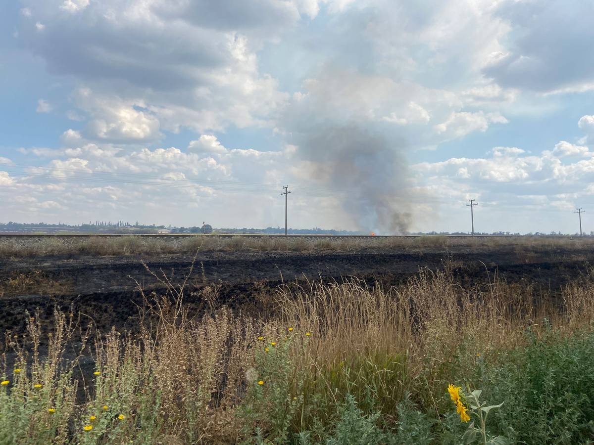Russian artillery hits a field in Kherson
