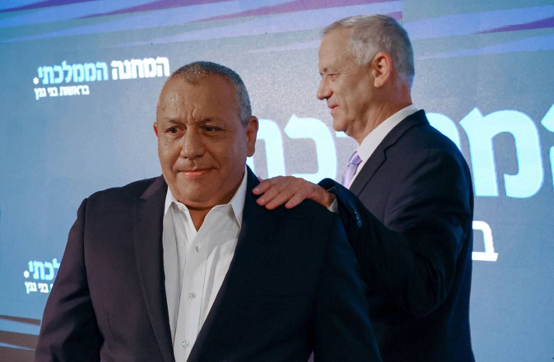 Israel's former army Chief of Staff Gadi Eisenkot, left, and former Defense Minister Benny Gantz announce their political alliance at a joint press conference in Ramat Gan, Aug. 14, 2022