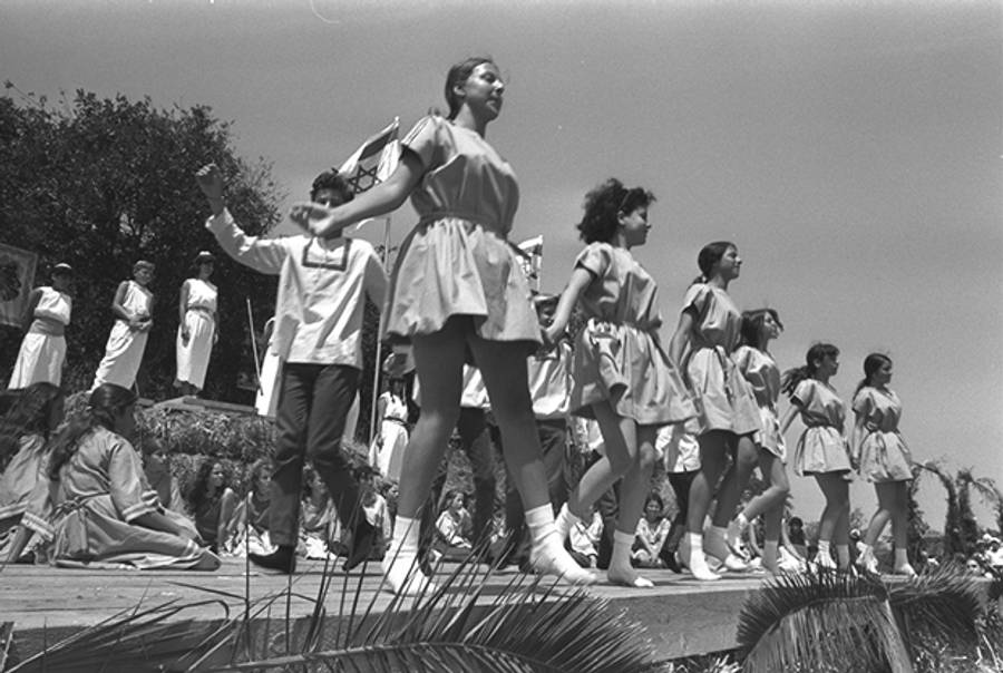 Students perform in a Bikurim pageant during Shavuot at the Talmei Aviv Educational Farm, near Ramat Gan, in 1970.