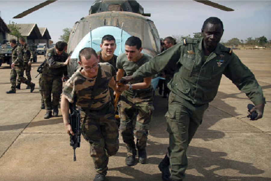 French Troops in Mali Haul a Broken Helicopter(AP)