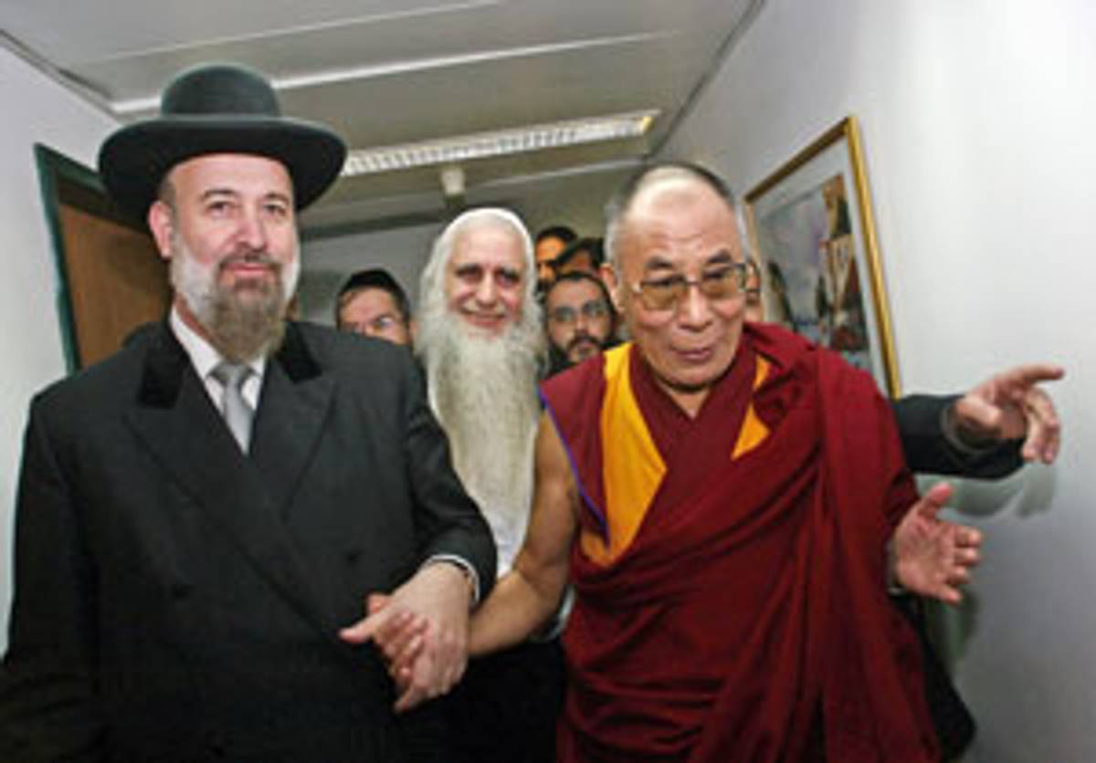 Froman, center, behind Ashkenazi Chief Rabbi Yona Metzger and the Dalai Lama, during the Tibetan spiritual leader’s visit to the offices of the two chief rabbis of Israel, Metzger, and Sephardic rabbi Shlomo Amar, in February 2006, Jerusalem. (Getty: AFP / Stringer)
