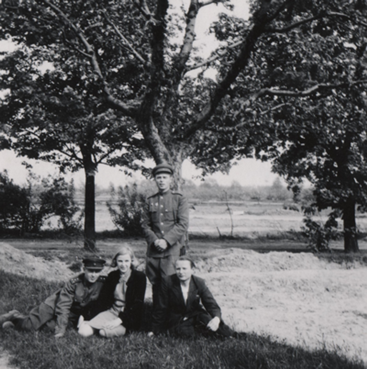 Käthe Heusermann and Fritz Echtmann (sitting on the ground) with Soviet officers  (Photo courtesy Lyuba Summ)