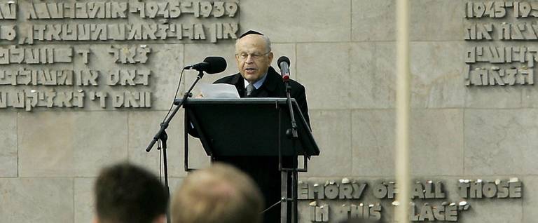 Sam Bloch, president of the World Federation of Bergen-Belsen Associations, holds a speech during a ceremony marking the 60th anniversary of the liberation of the camp 80 kilometers north of Hanover, 17 April 2005.