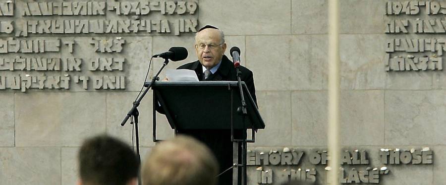 Sam Bloch, president of the World Federation of Bergen-Belsen Associations, holds a speech during a ceremony marking the 60th anniversary of the liberation of the camp 80 kilometers north of Hanover, 17 April 2005.