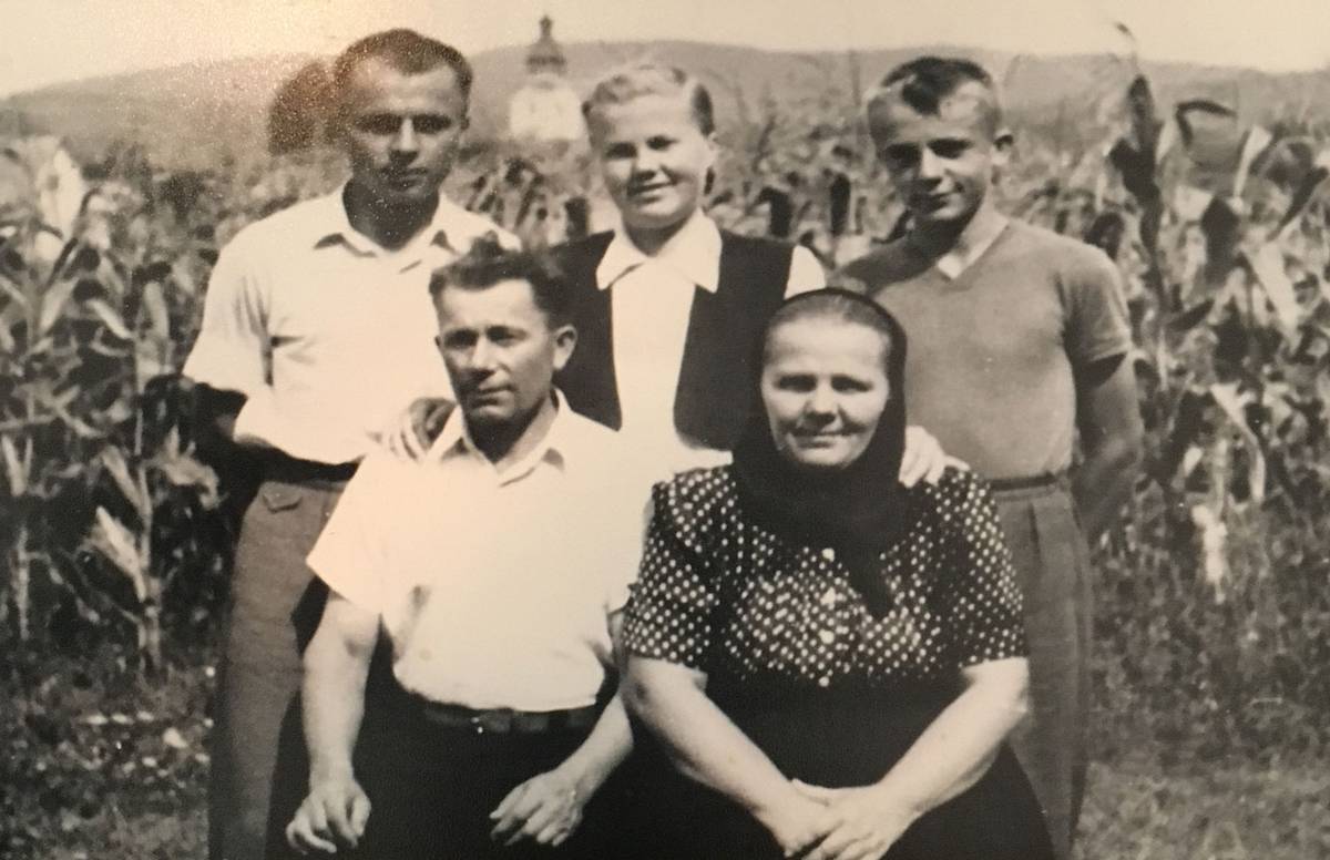 The Hucko family, date unknown. Milan is at the top left. 