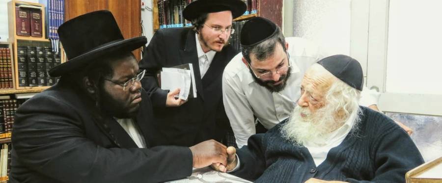 Haredi rapper Nissim Black meeting with Rabbi Chaim Kanievsky