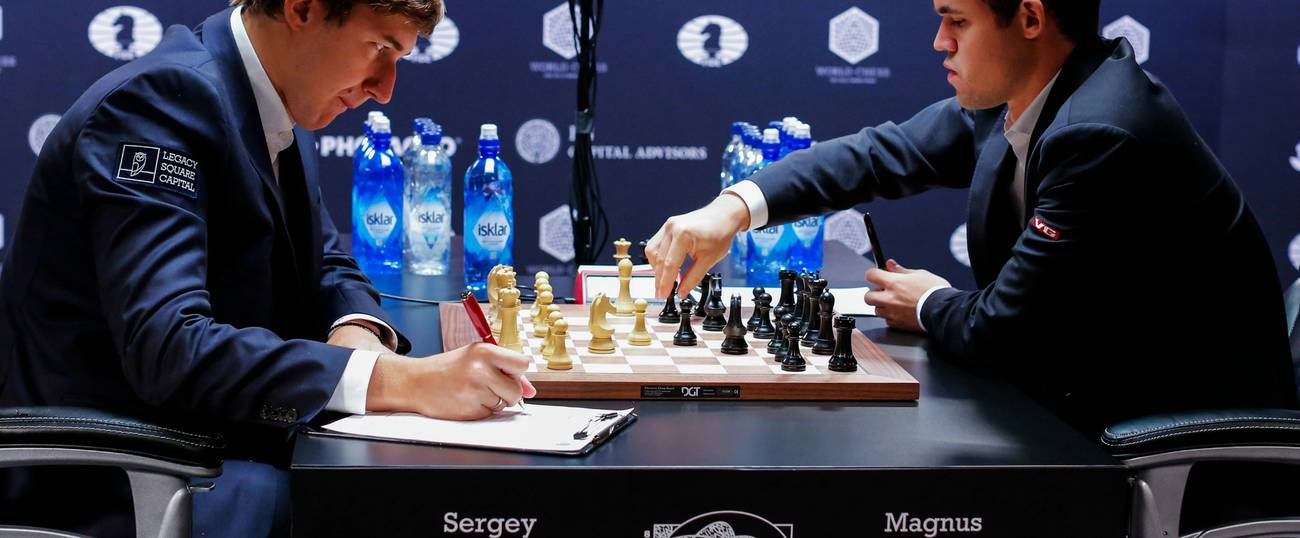 World Chess Champion Magnus Carlsen (R) plays Sergey Karjakin during round 9 of the World Chess Championship in New York City, November 23, 2016. 