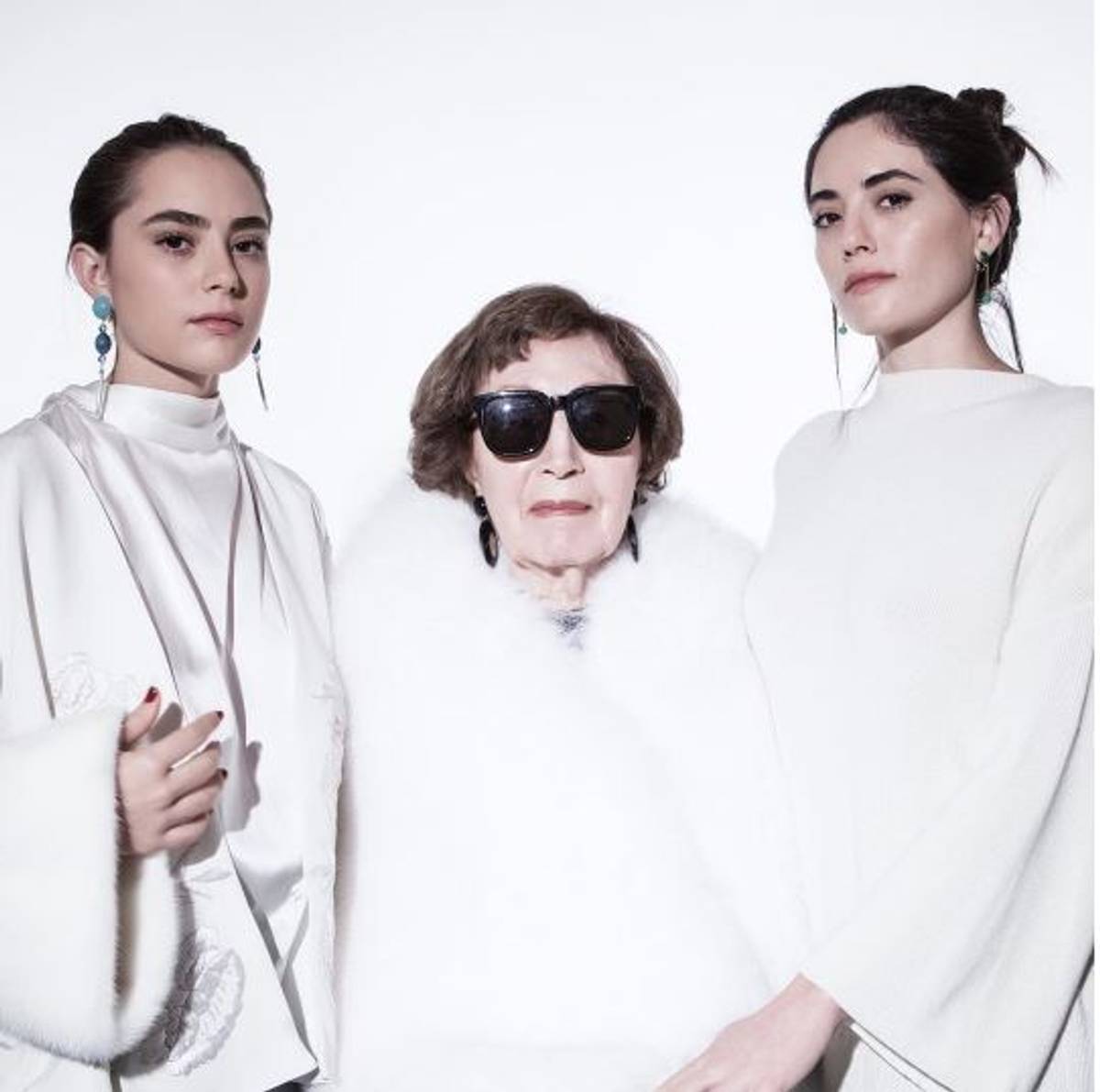 Maya Reik (L) with her grandmother and sister, Lauren. (Instagram)