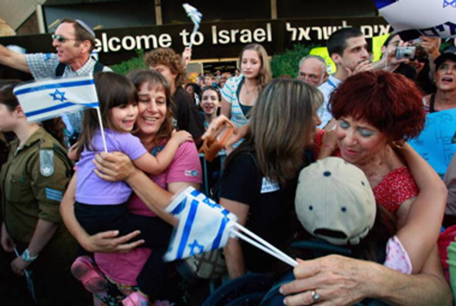 North American Jewish immigrants arriving at Tel Aviv's Ben Gurion Airport, 2008.(David Silverman/Getty Images)