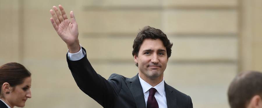 Canadian Prime Minister Justin Trudeau waves as he leaves after his meeting with French President Francois Hollande in Paris, France, November 29, 2015. 