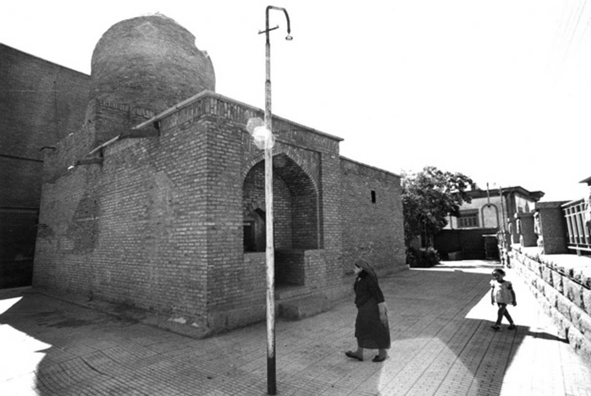 The entrance to the Hamadan Shrine of Esther and Mordechai, 1972. (Elias "Yassi" Gabbay; courtesy of Diarna)