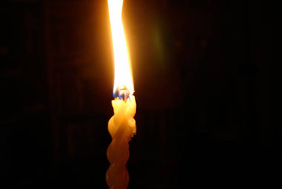 A braided Havdalah candle.(Bracha for the light. by Alexander Smolianitski; some rights reserved.)