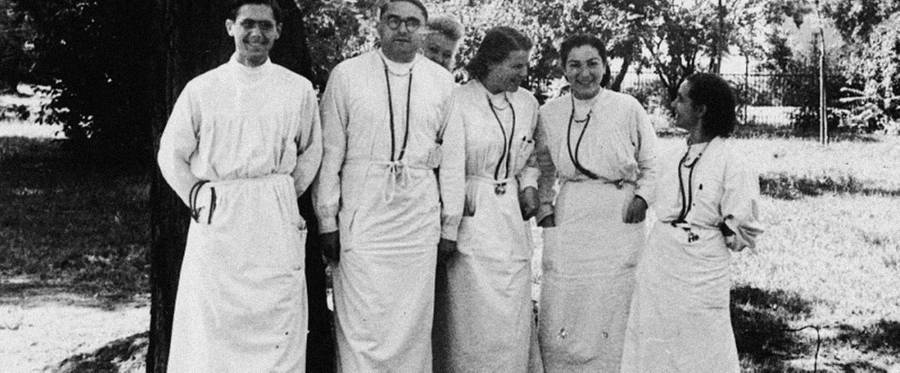Jewish medical students in Heidelberg. Anna Ornstein is pictured on the far right.