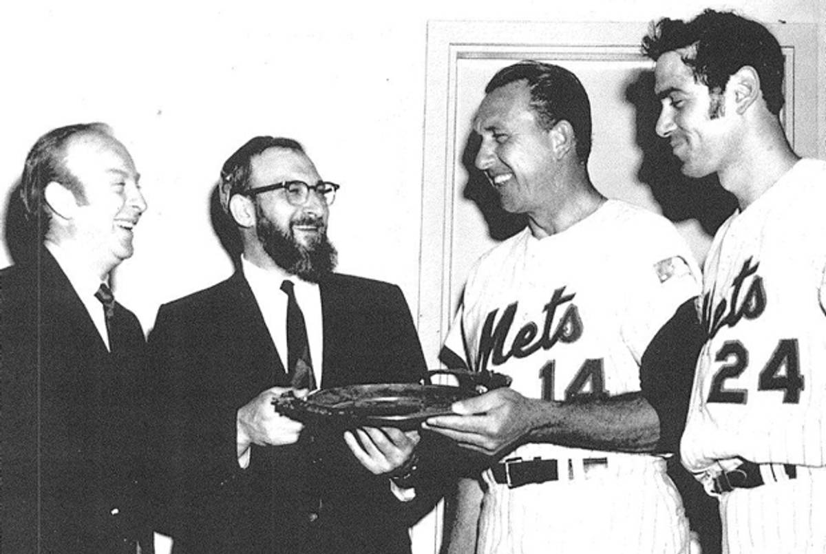 Left to right: Eugene Gold, Rabbi Meilech Silber, Gil Hodges, and Art Shamsky in 1969. (Photo courtesy of Yeruchim Silber)