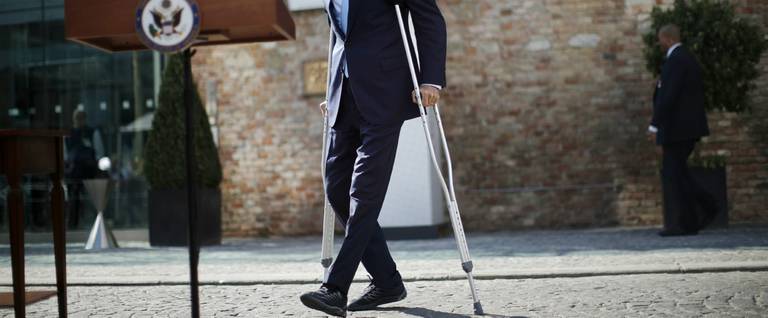 U.S. Secretary of State John Kerry walks using crutches to deliver a statement on the Iran talks in Vienna, Austria, July 5, 2015. 