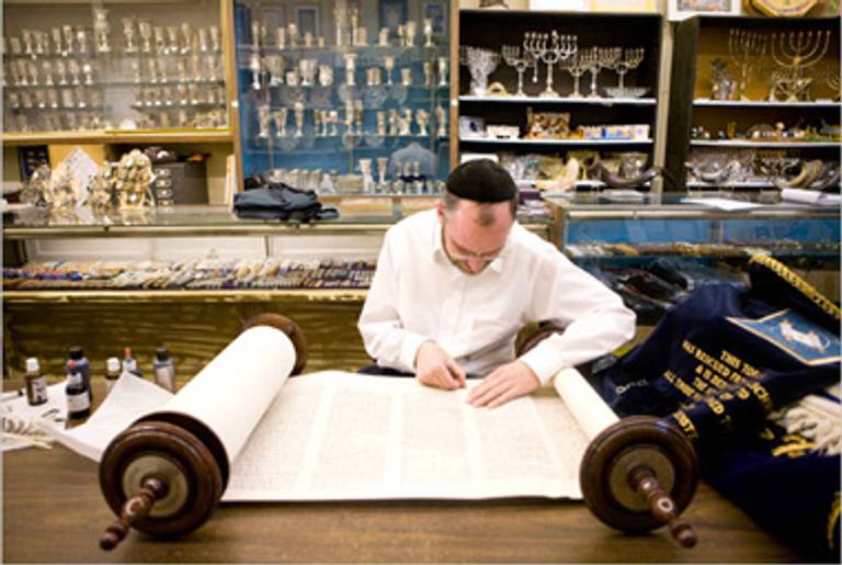 Rabbi Youlus at work in 2008.(Brendan Hoffman/NYT)