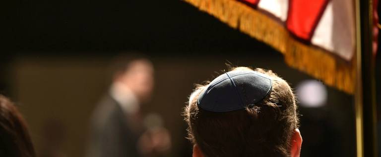 A man wearing a Yarmulke watches while Republican presidential candidate Marco Rubio speaks during a campaign event ahead of the Nevada caucus at the Silverton Casino in Las Vegas, Nevada, February 23, 2016. 