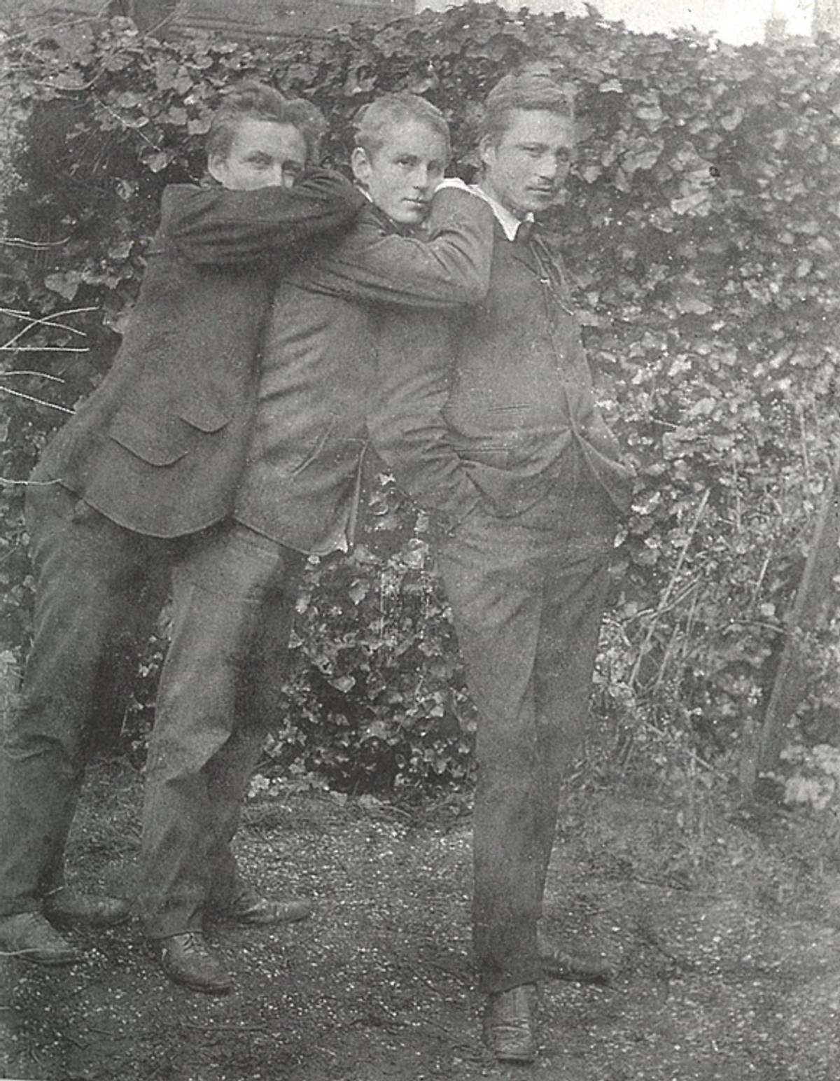 L.E.J. Brouwer (right) with his brothers, date unknown. (Nationale bibliotheek van Nederland)