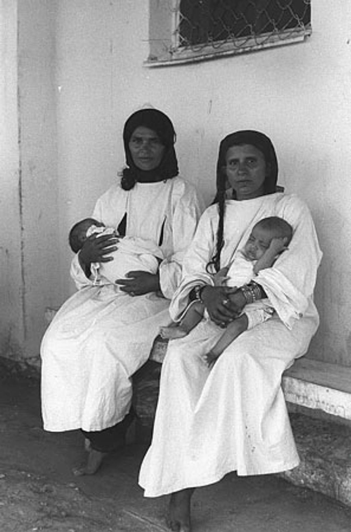 Yemeni immigrant mothers visit their infants at a hospital in Ein Shemer, 1950 (National Photo Collection)