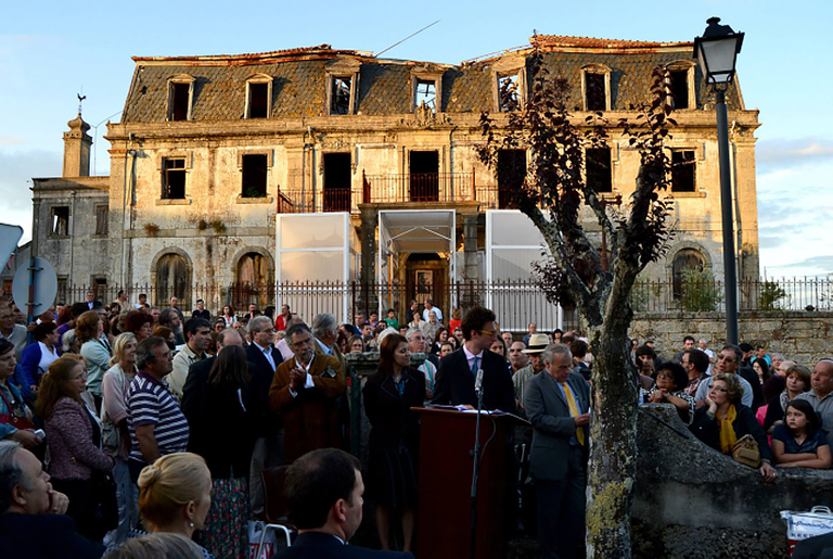 Eric Moed speaks at the June 20 opening of the pop-up museum exhibit in front of the Casa do Passol.(Max Bartick)