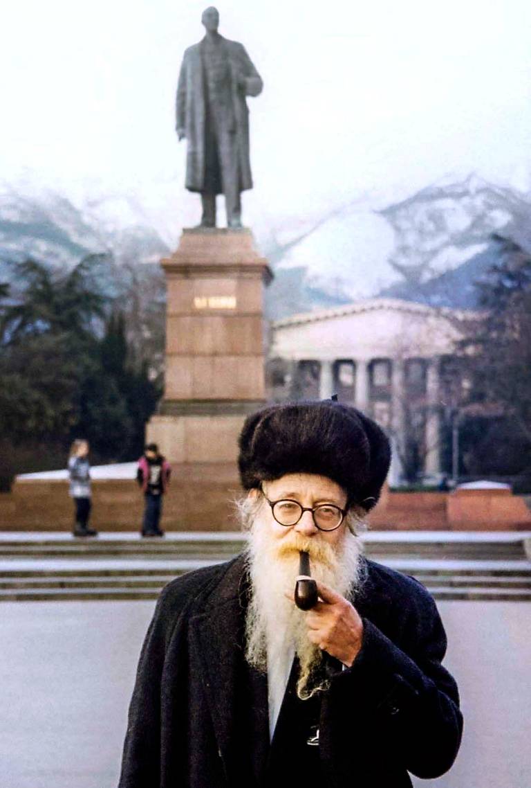 Rabbi Steinsaltz in front of the Lenin statue on the Yalta embankment