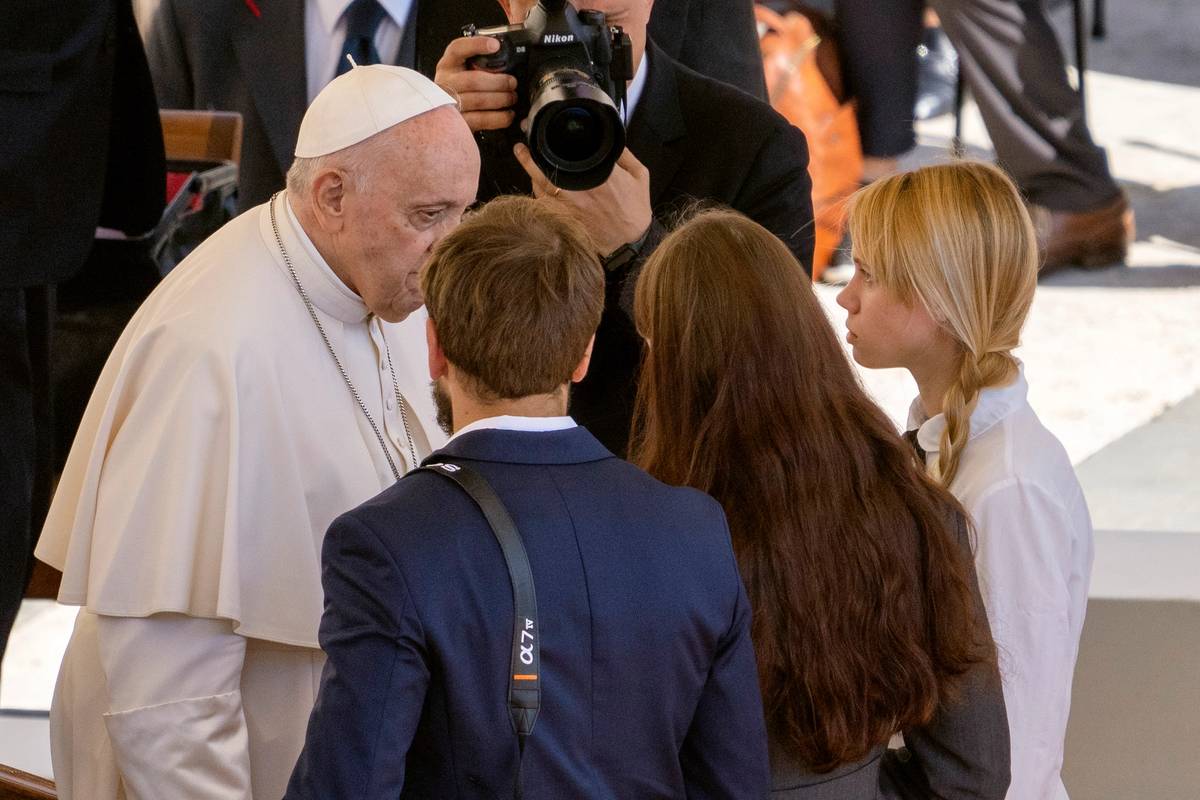 Kateryna Prokopenko, right, wife of Azov Battalion Commander Denys Prokopenko, and Yuliia Fedosiuk, second from right, whose husband was also trapped in Azovstal, talk with Pope Francis in St. Peter's Square at the Vatican on May 11, 2022