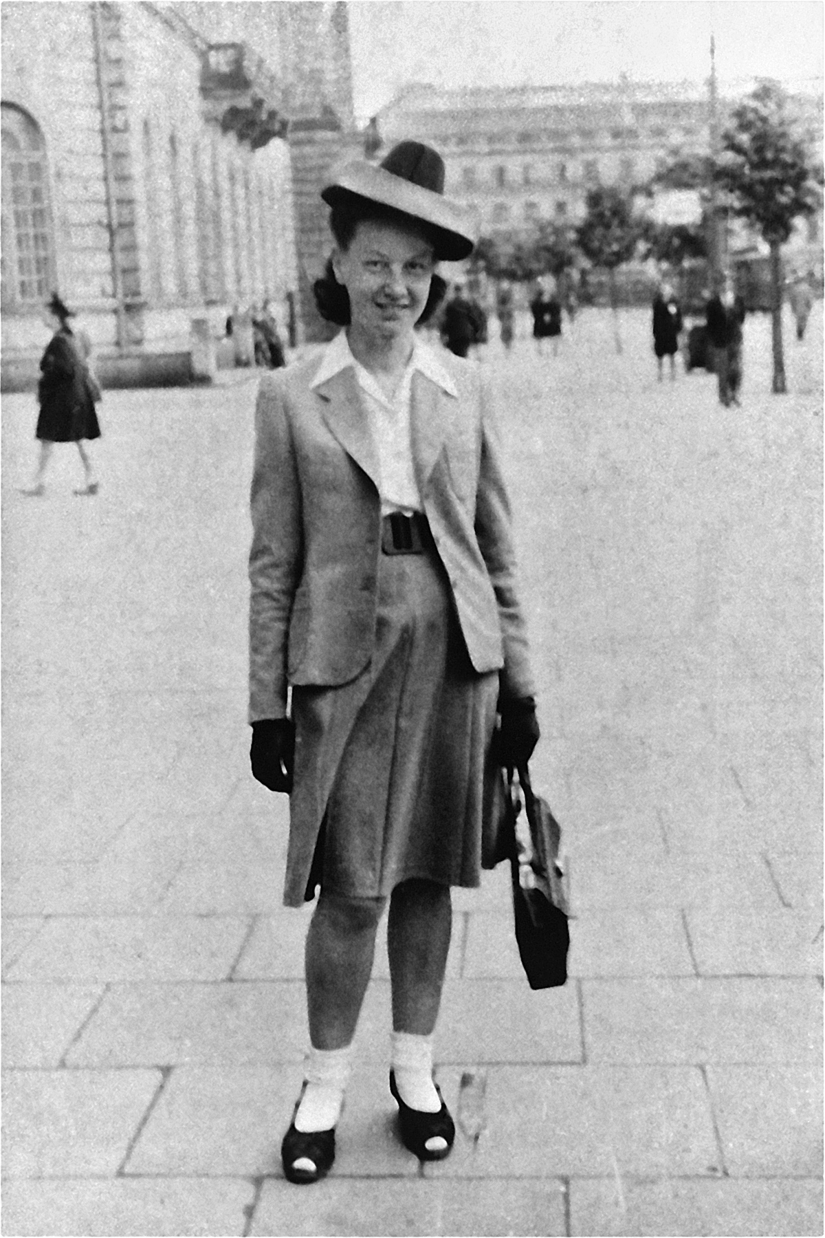 Vladka Meed on the Aryan side of Warsaw, posing in Theater Square, 1944