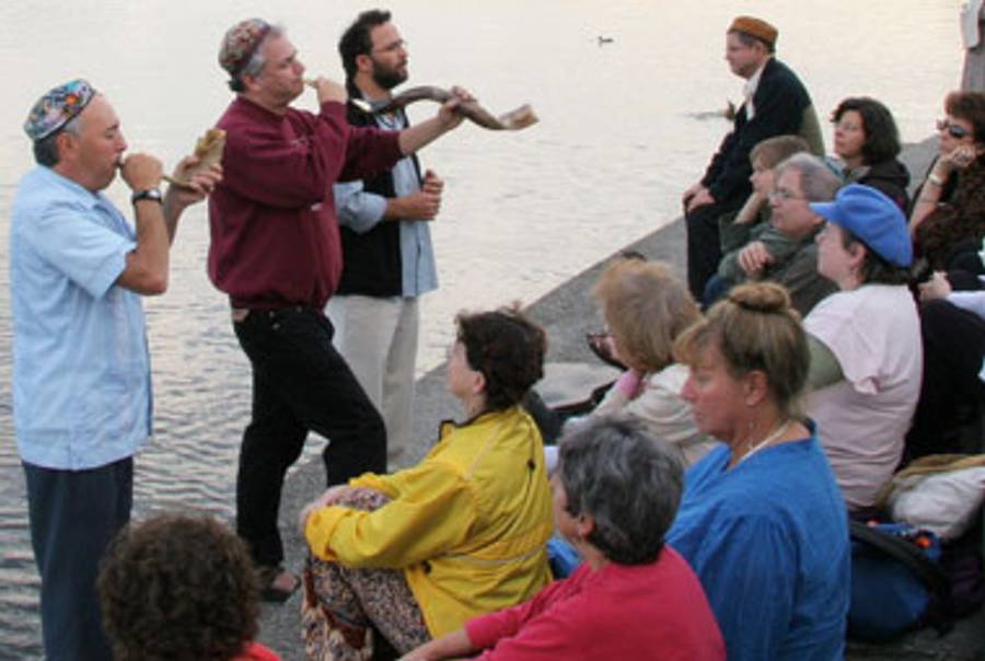 The 2008 Rosh Hashonah tashlich service at Congregation Eitz Or, a Jewish Renewal congregation in Seattle.(Joe King, some rights reserved)