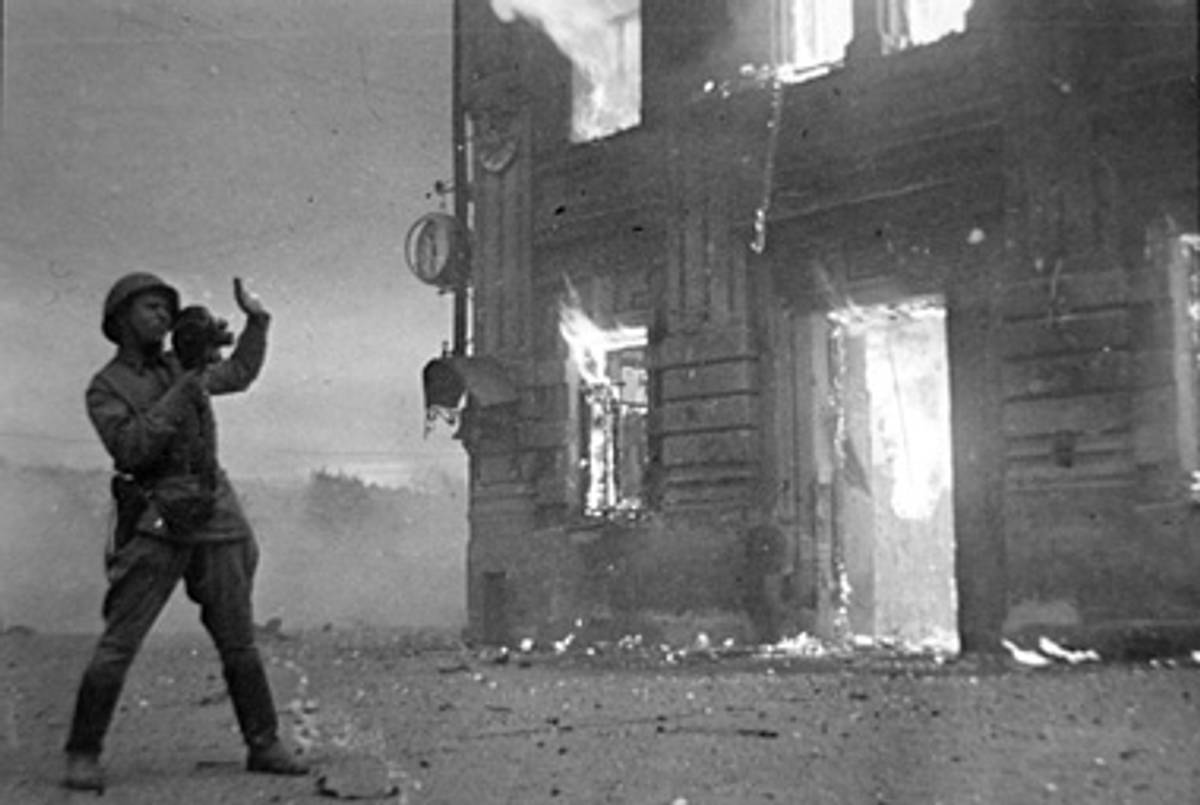 Emmanuel Evzerikhim, "Filmmaker, in Stalingrad," 1942.(Courtesy of Emmanuel Evzerikhim and the Fotosoyuz Agency)