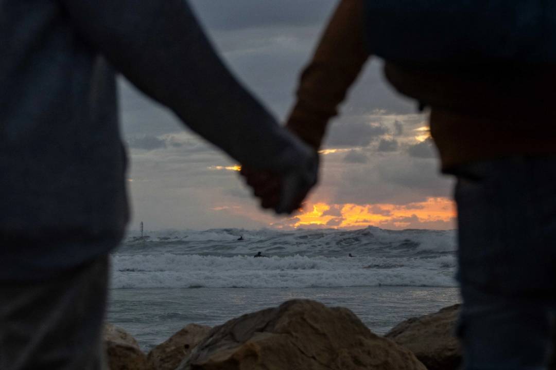 A couple on the beach in Tel Aviv on the fourth day of the temporary truce between Israel and Hamas, on Nov. 27, 2023
