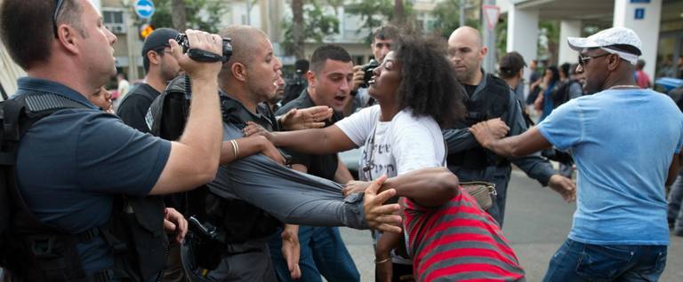 Ethiopian Israeli protestors scuffle with Israeli police during a demonstration against police brutality and racism in Tel Aviv, June 22, 2015. 