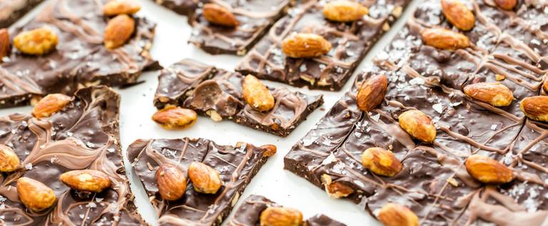 Chocolate bark with almonds 